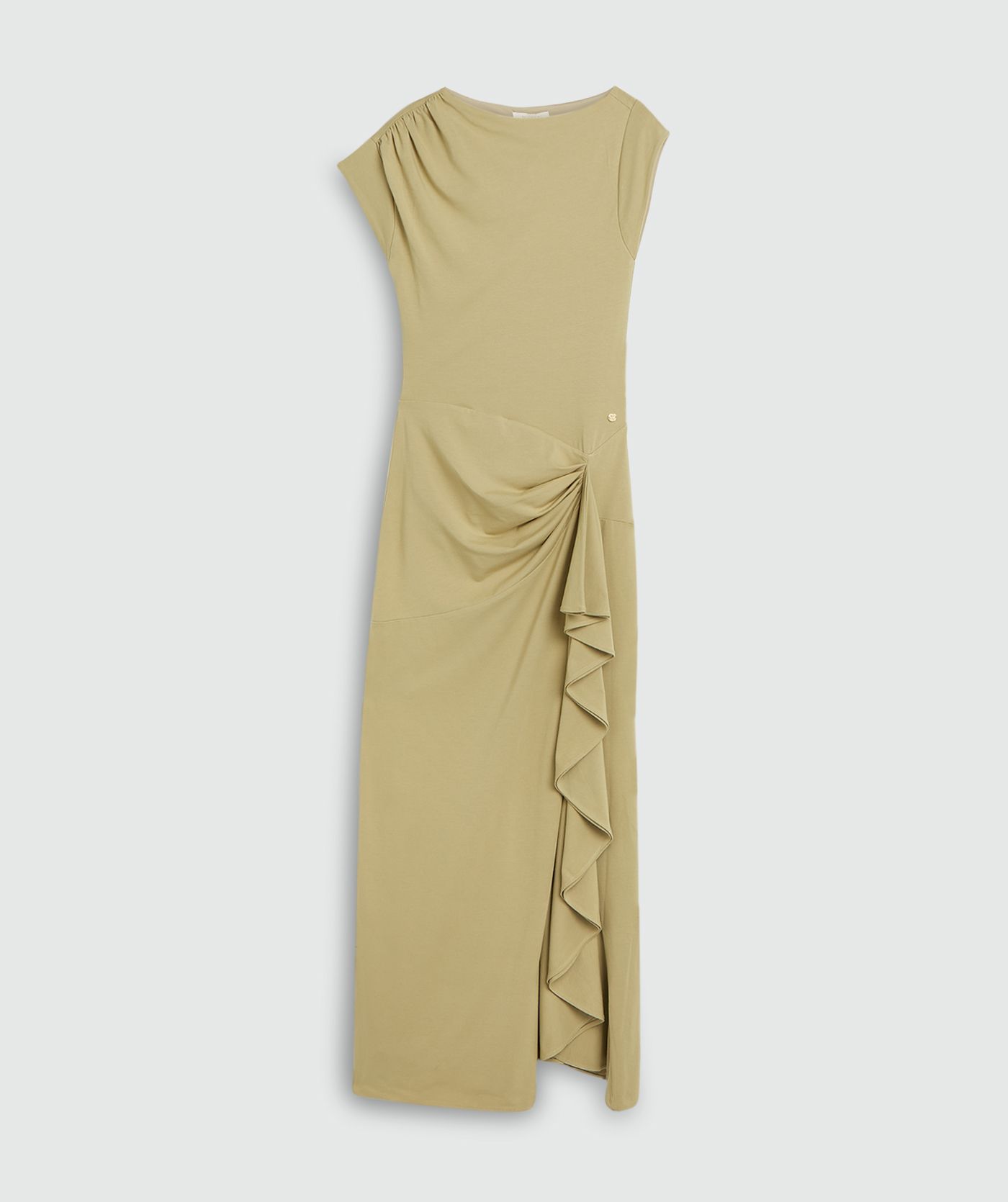 Een slim fit maxi jurk met ruffles in de kleur Dark Pistachio, weergegeven op een lichtgrijze achtergrond