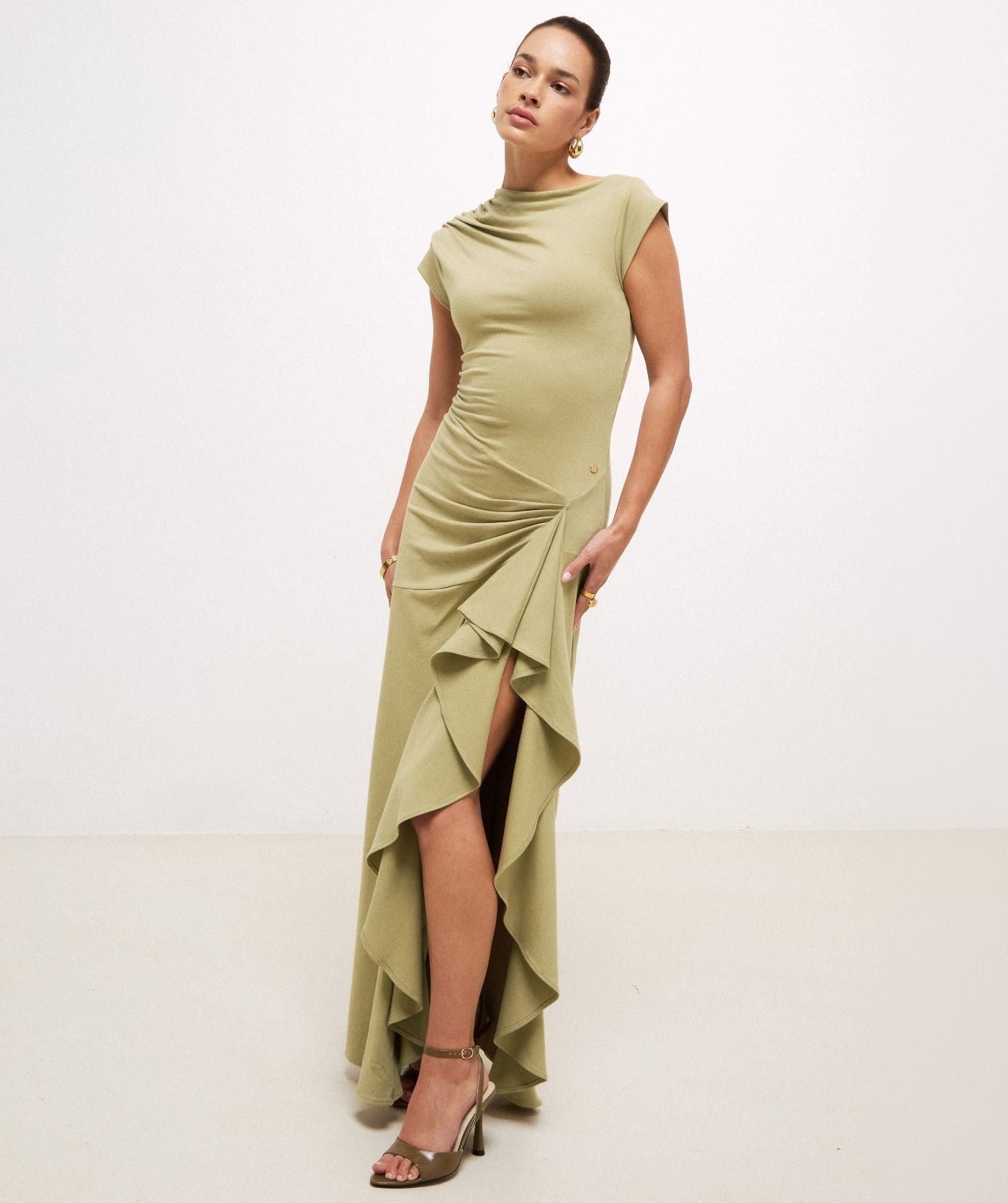 Model draagt een slim fit maxi jurk met ruffles in de kleur Dark Pistachio