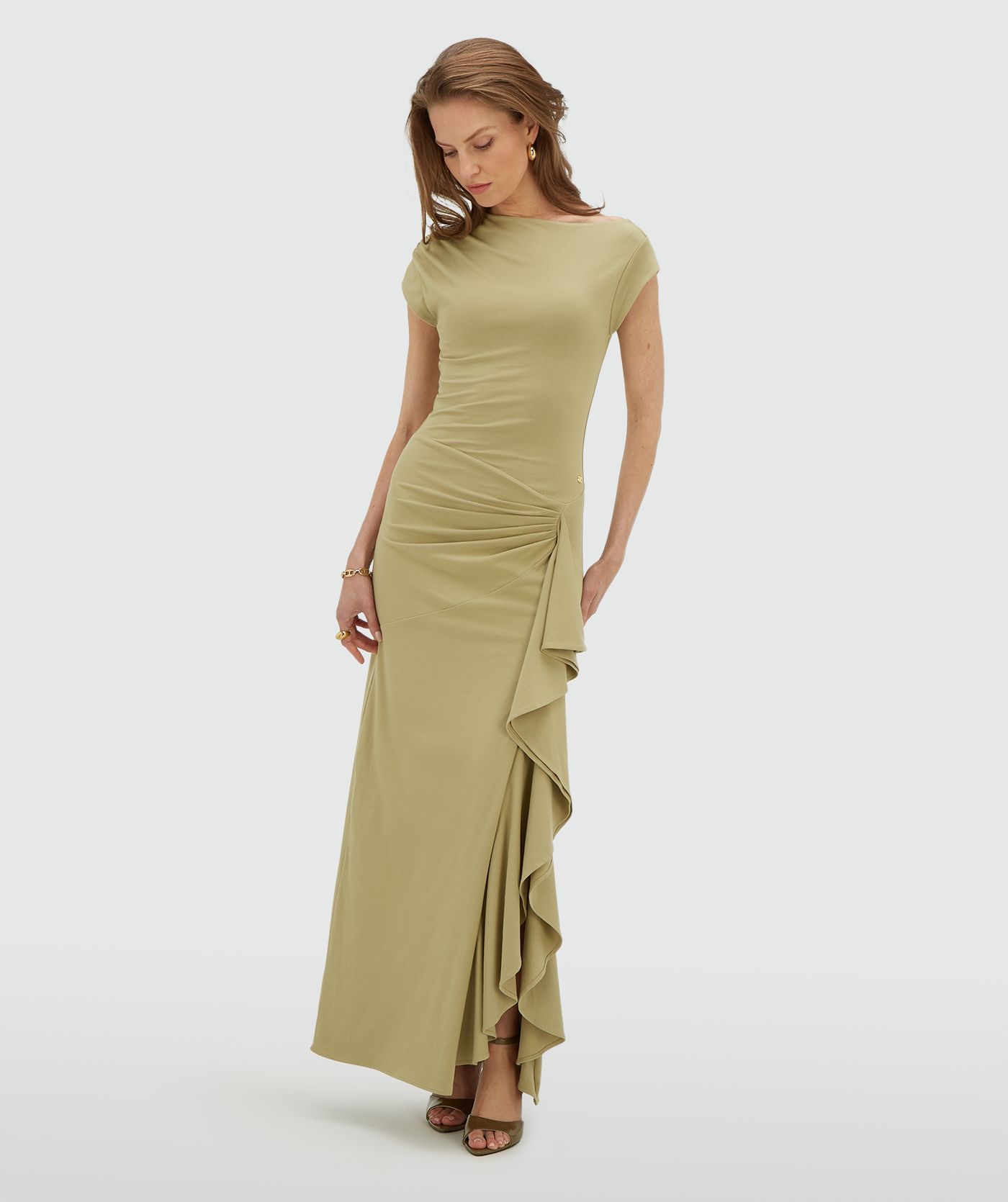 Model draagt een slim fit maxi jurk met ruffles in de kleur Dark Pistachio