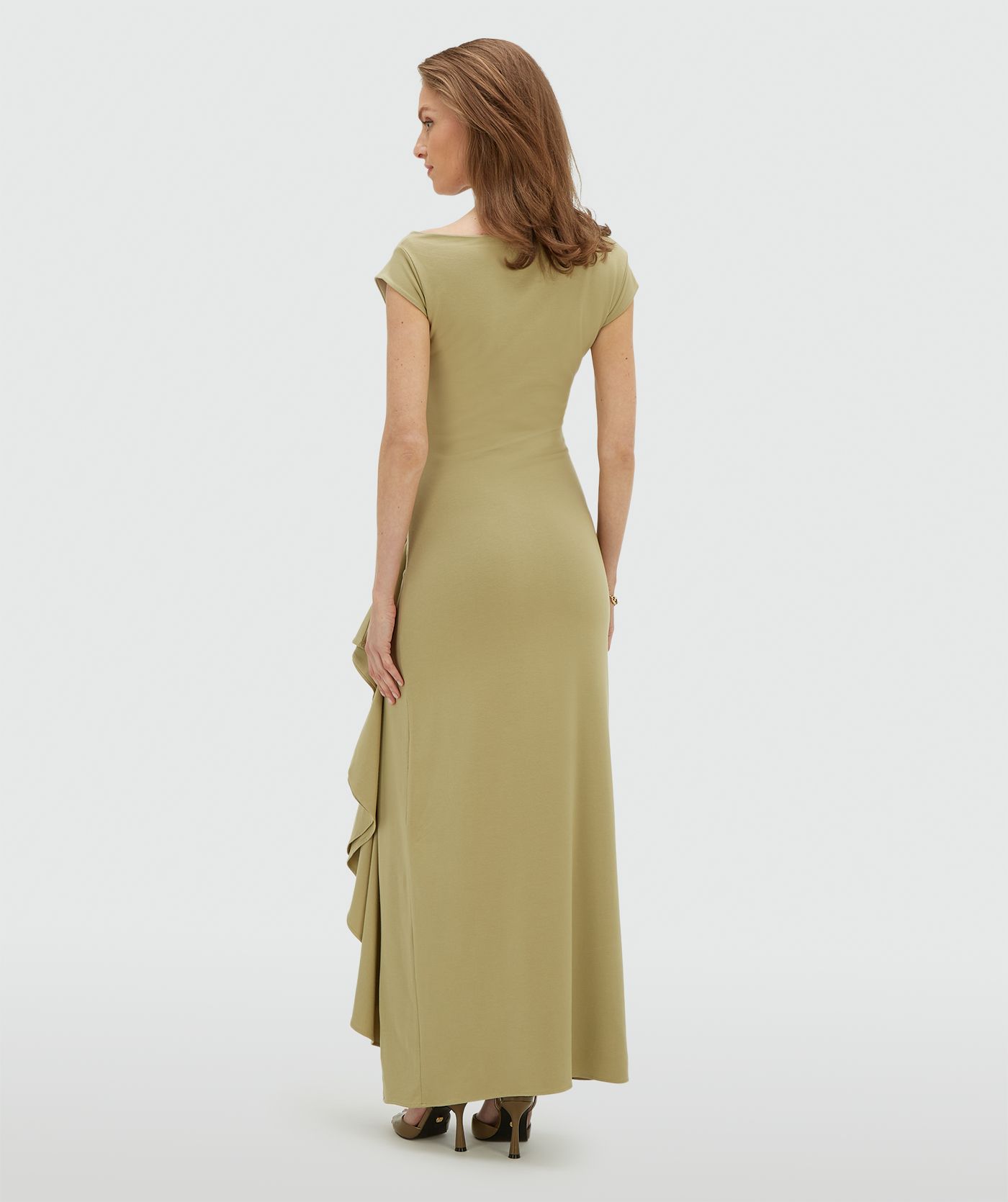 Achteraanzicht van een model in een slim fit maxi jurk met ruffles in de kleur Dark Pistachio