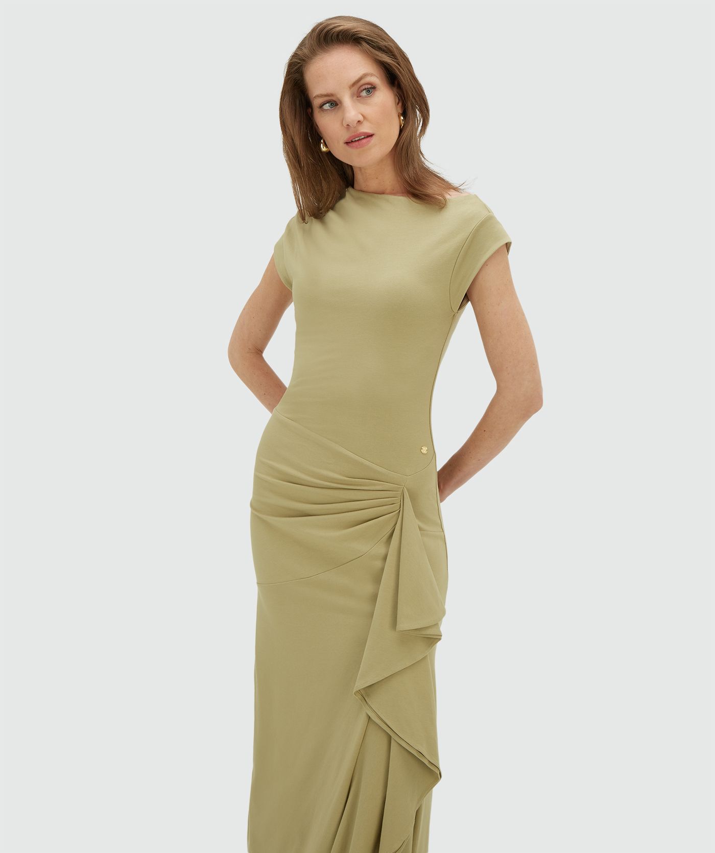 Model draagt een slim fit maxi jurk met ruffles in de kleur Dark Pistachio