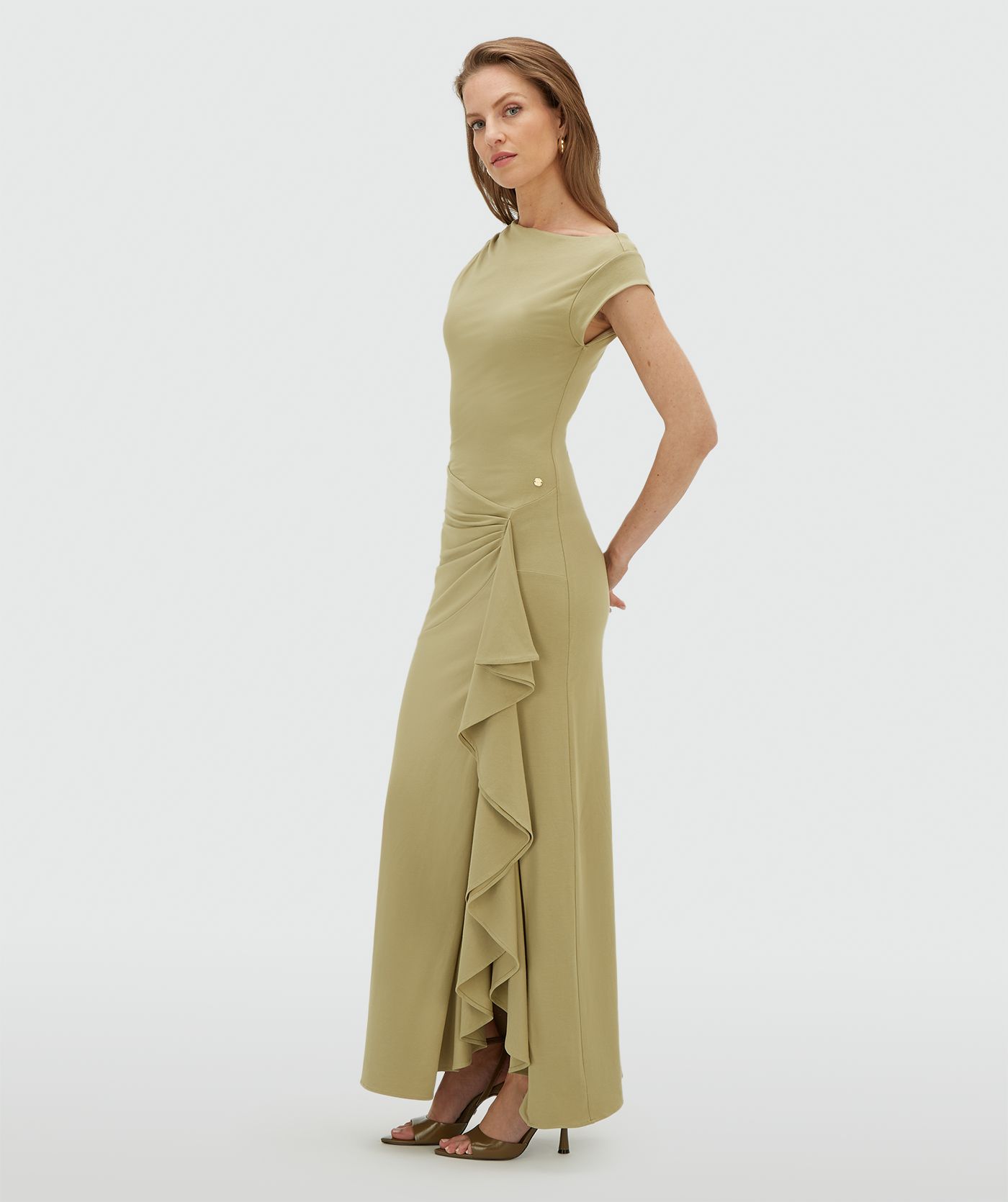 Model draagt een slim fit maxi jurk met ruffles in de kleur Dark Pistachio