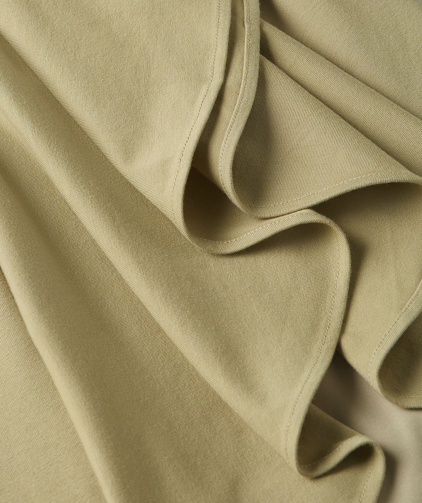 Close-up van een slim fit maxi jurk met ruffles in de kleur Dark Pistachio